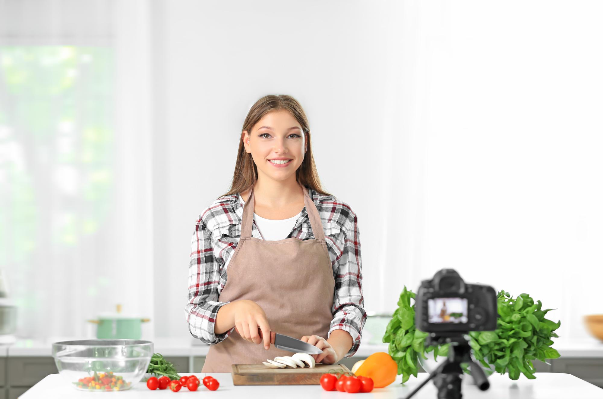 Estudiante cocinando frente a cámara